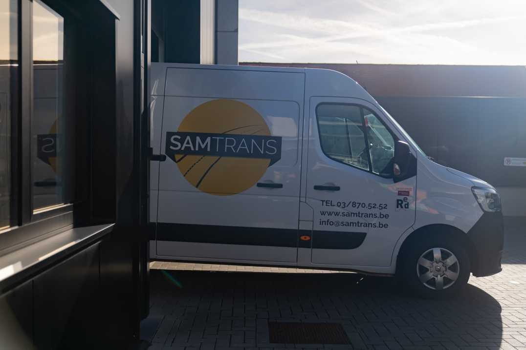 Sneltransport vetrekt vanuit magazijn van SamTrans