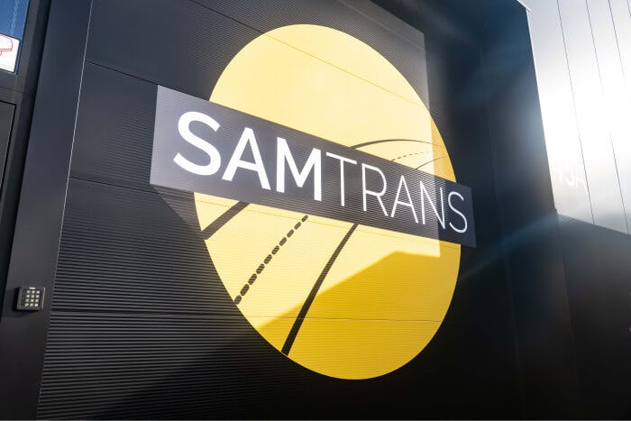 Poort van sprint transport SamTrans met logo