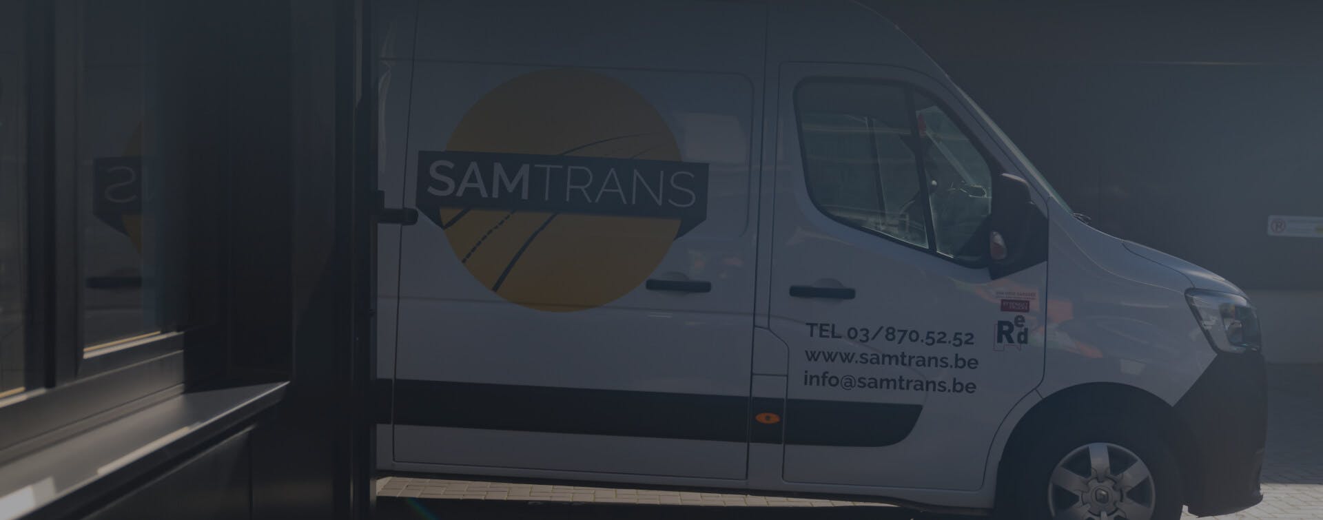 Wagen van SamTrans transport dat staat te laden in een magazijn