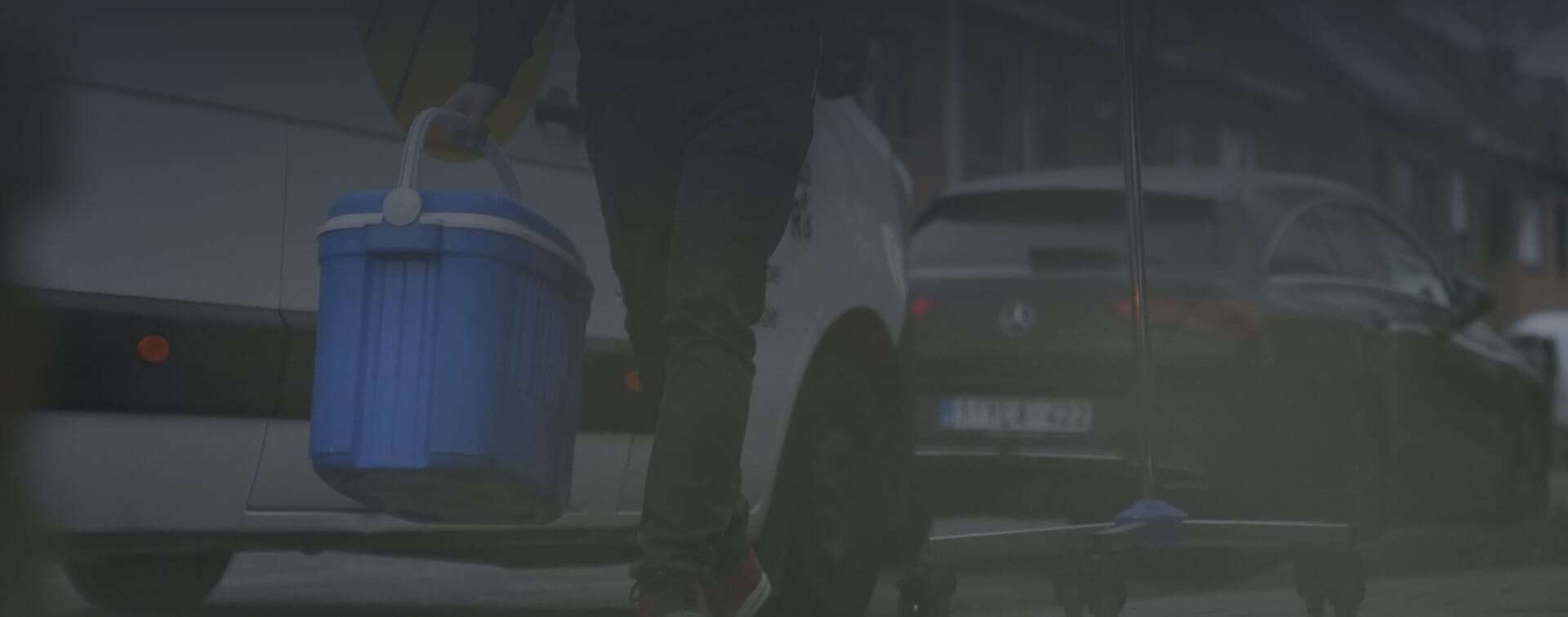 Statief en koelbox die worden geleverd door SamTrans tijdens medisch transport