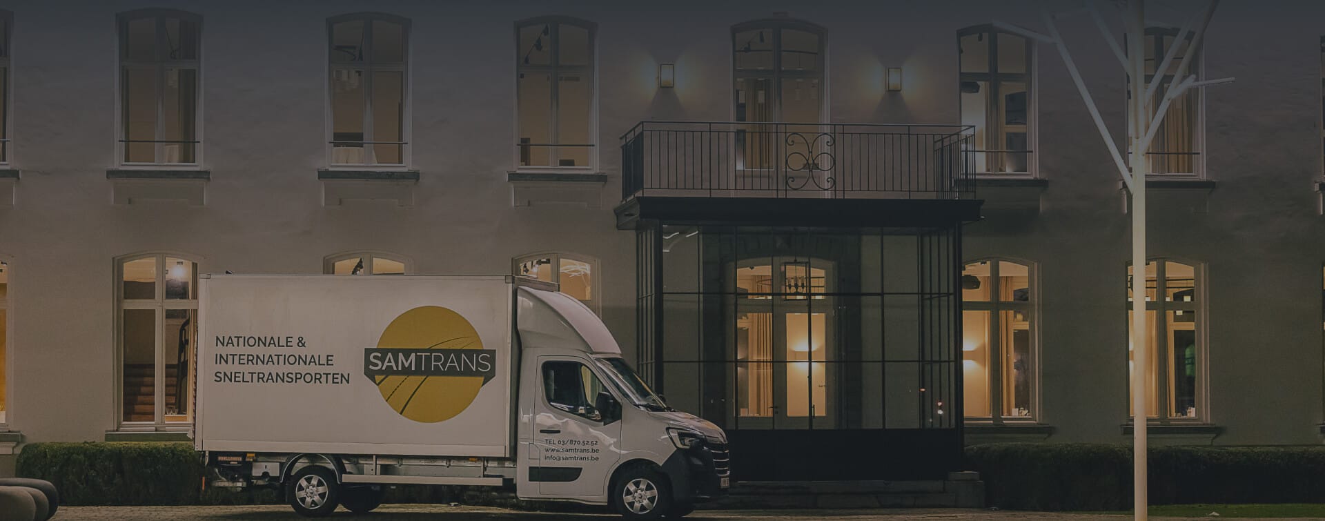 Wagen voor een historisch gebouw tijdens kunsttransport