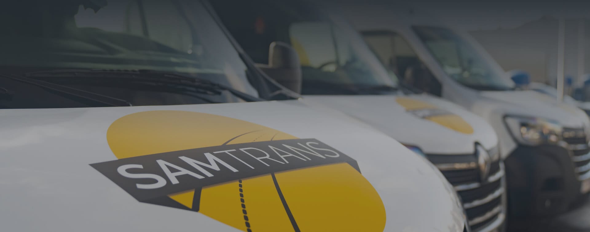 Close up van wagens van koeriersdienst SamTrans