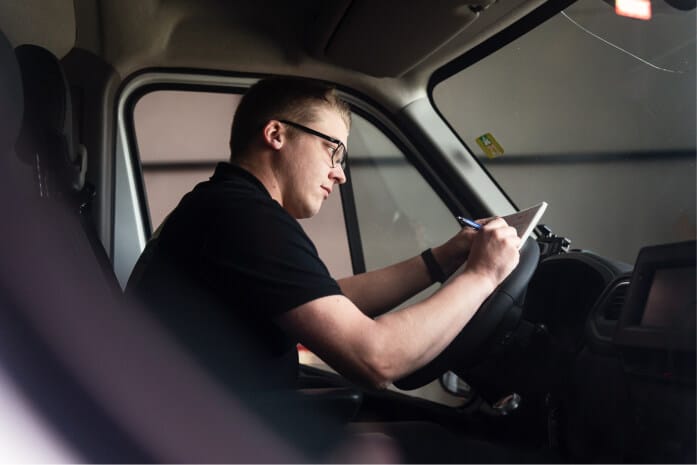 Chauffeur van koeriersdienst SamTrans vult CMR in
