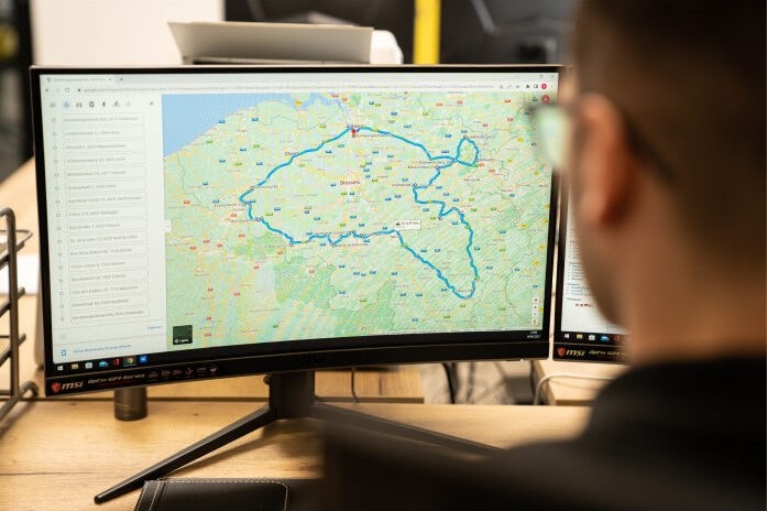 Planner van Belgische  koerier SamTrans die een routing opmaakt via google maps