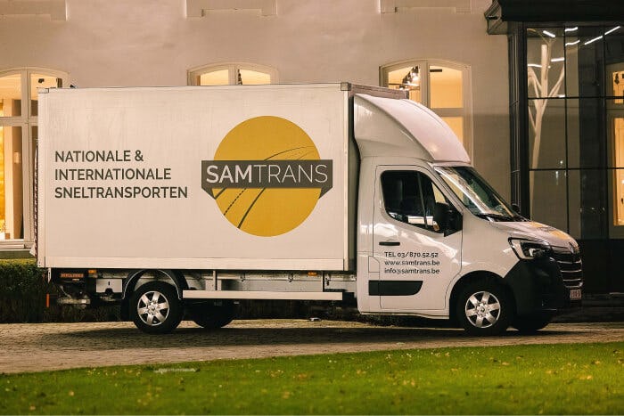 Express transport met meubelwagen door SamTrans op unieke locatie